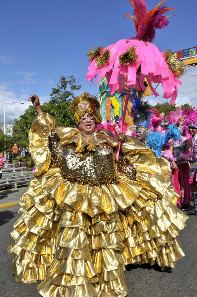 EL CARNAVAL DOMINICANO Aporte a la identidad cultural Touring