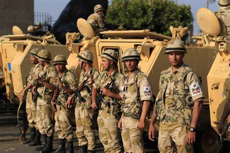 الجنود يدافعون عن بلادهم. الفعل المضارع يدافع عن الإشارة الحادة والمحددة - موقع شروق الشمس الجنود يدافعون عن بلادهم. الفعل المضارع يدافع عن الإشارة الحادة والمحددة - موقع شروق الشمس