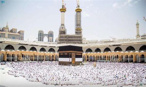  في السبعين من عمره، لم يترك مكانه خلف إمام المسجد الحرام في مكة.  وفاة الشيخ محمد بن عبدالوهاب آل ...
