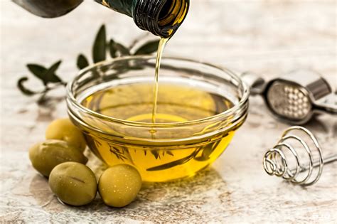  ما تفسير رؤية زيت الجسم بزيت الزيتون؟  - فكرة دوت كوم
