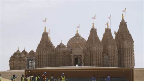  ما هو اسم المعبود الهندوسي الأول المكون من 8 أحرف؟  - محلول