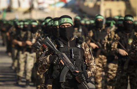  وتوفي في أستراليا أثناء رحلة قناص، والإمارات تعلن حداداً رسمياً لمدة 40 يوماً.  تشييع جنازة مكتوم بن راشد اليوم .. وشقيقه محمد حاكم دبي
