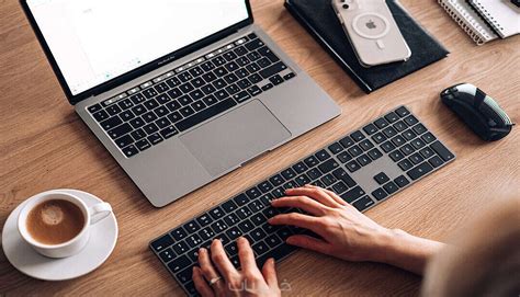 الإجابة على السؤال هي الأجهزة التي تساعد المستخدم على إدخال البيانات مثل النصوص والصور ومقاطع الفيديو