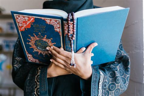 القرآن في الحلم 8 تفسيرات لرؤية القرآن للمرأة الحامل والمتزوجة والعازبة