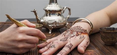 تفسير حلم إزالة الحناء من اليد في حلم ابن سيرين