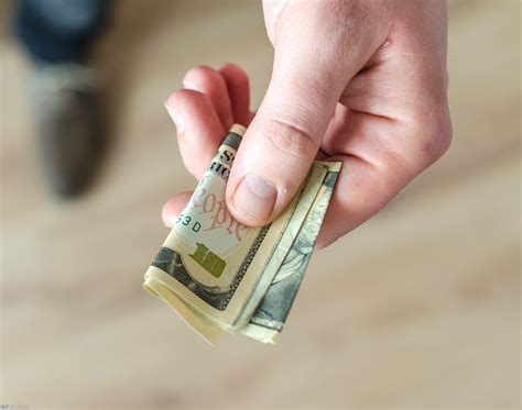 تفسير حلم إعطاء الأقلام للميت في المنام لابن سيرين - موسوعة المخرج