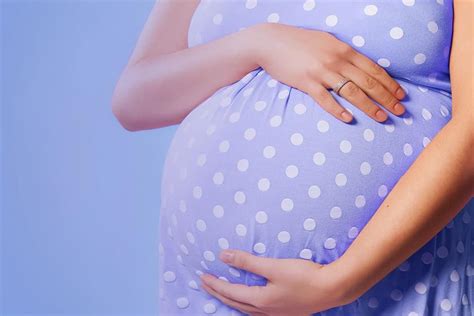 تفسير حلم فتاة تمشي لامرأة عزباء.