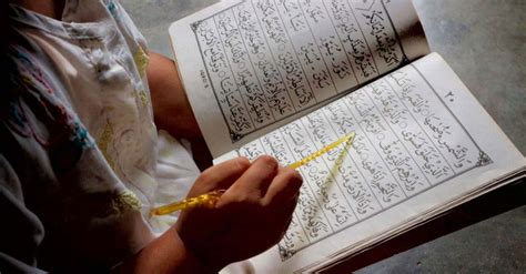 تفسير رؤيتك تسلم القرآن في المنام - مترجم