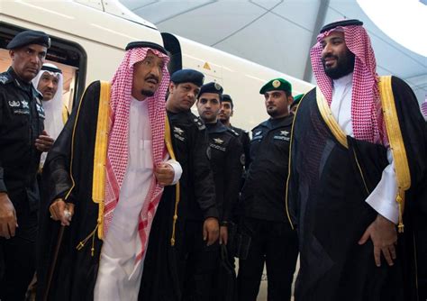 خادم الحرمين الشريفين يصل بلدية المدينة المنورة