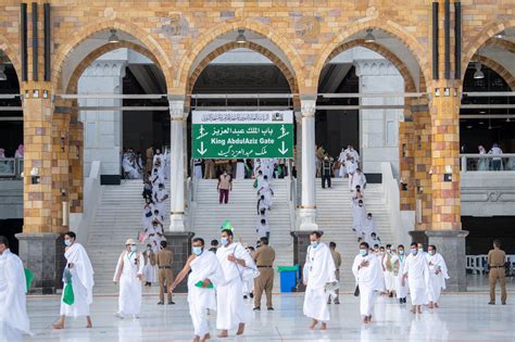 دخول المسجد بالرجل اليمنى والخروج بالقدم اليسرى واجب أو سنة أو كفاية أو واجب فردي
