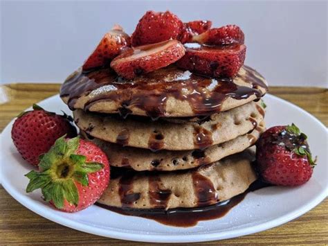 طريقة عمل بان كيك بالشوكولاتة والفراولة والموز | Just Food