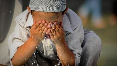 في الوضوء هل يكفي غسل الوجه بستر العمامة بجزء منه؟