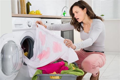 قد يتسبب نقع الملابس لفترة طويلة مع مياه غسيل أخرى في ظهور رائحة غير مقبولة للملابس