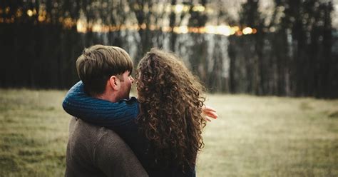 كيف تجعل شخص يتعلق بك علم النفس - الأمل نيوز