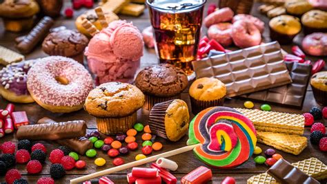 ما تفسير حلم مطلقة ابن سيرين بأكل الحلويات؟