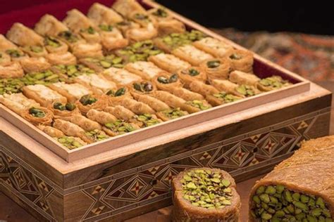 ما تفسير شراء الحلويات وإعطائها لابن سيرين والنابلسي في المنام؟