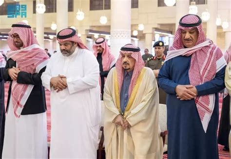 يؤدي أمير منطقة الرياض، صلاة الجنازة على جثمان عبد الرحمن بن ناصر بن عبد العزيز