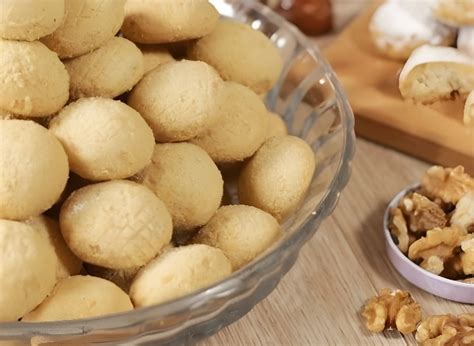 يضع الخباز 10 صفوف من الكعك في مقلاة، 10 كعكات في كل صف.