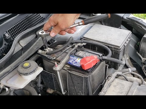 Come sostituire la batteria di una Honda CRV (con video)