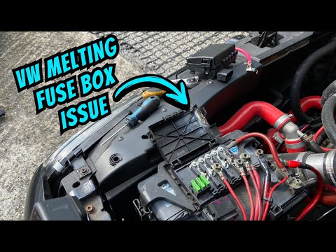Where is the fuse box located and how to reach it in a Volkswagen Golf