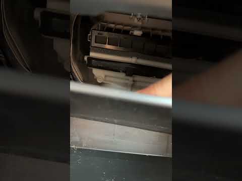 Replacing the Cabin Air Filter of the Mazda CX-5 (With video)