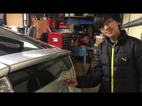 How to open the trunk hatch locked in a Toyota Prius? (With video)