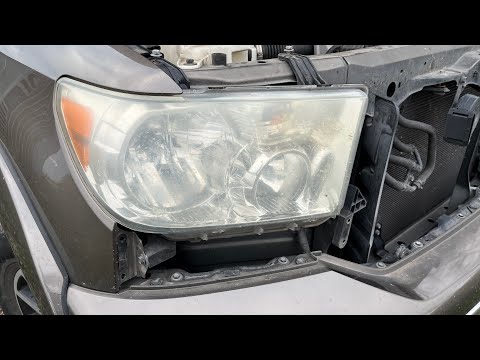 How to replace the headlight bulb of a Toyota Tundra? (With video)