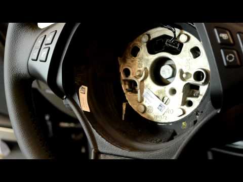 How to remove the steering wheel of the BMW E90 (With video)