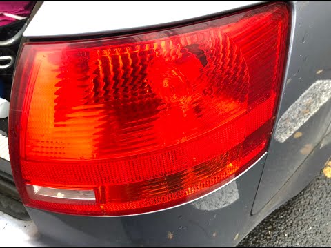 How to replace the headlight bulb of the Audi A4 (With video)