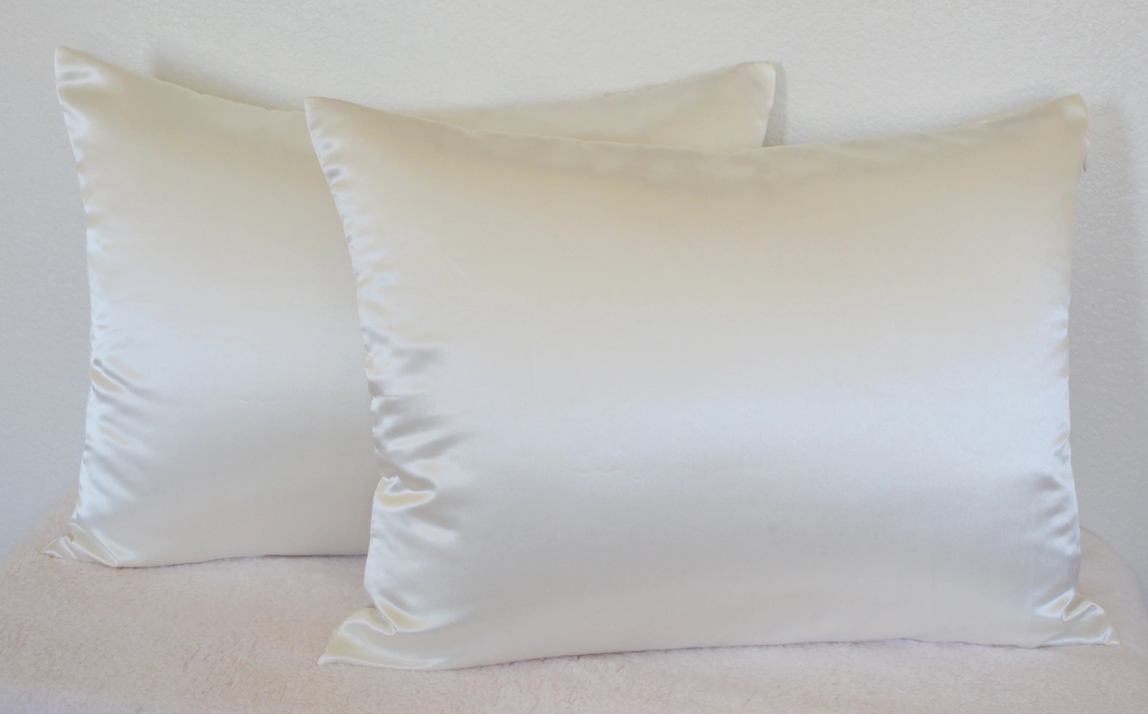 Aiking Home 350TC Bridal satin Pillow Cases, Zipper Closure (Pack of 2), Size 20''x26