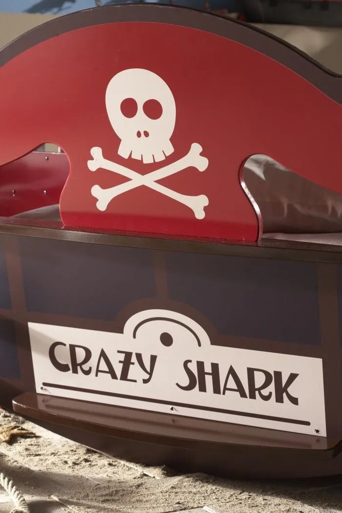 CRAZY SHARK Lit pirate enfant contemporain laqué rouge l
