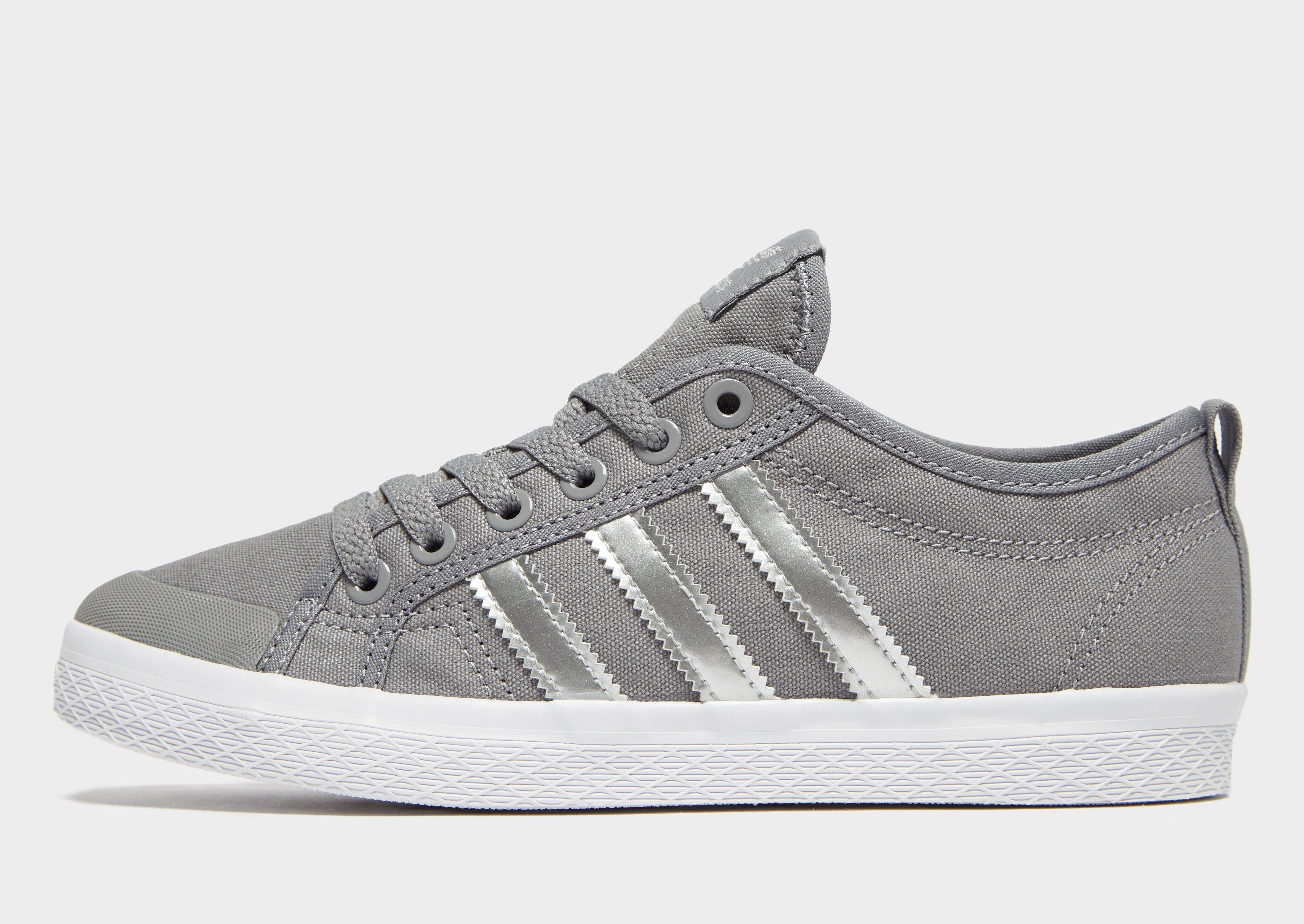 Compra adidas Originals Honey Lo para mujer en Gris JD Sports