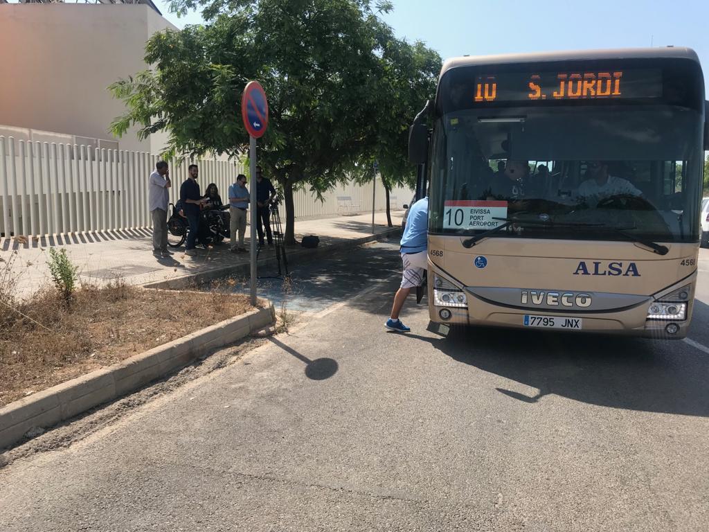 Un nuevo autobús une de forma directa el aeropuerto de y el puerto