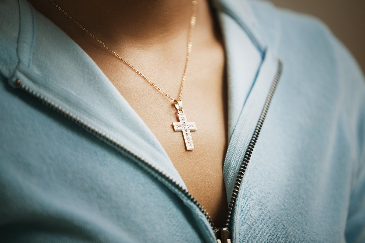 Pastor lauds students pushing back on cross necklace ban as Christian