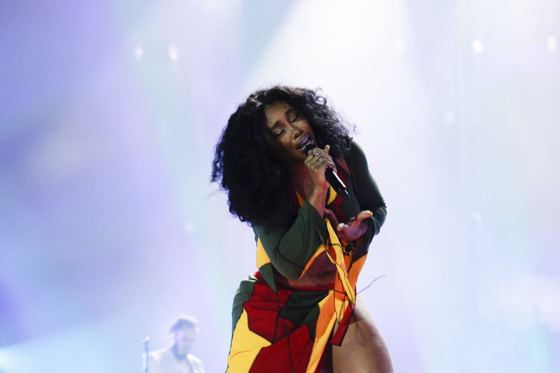 Somehow SZA and Bill Nye The Science Guy are caught up in dating meme