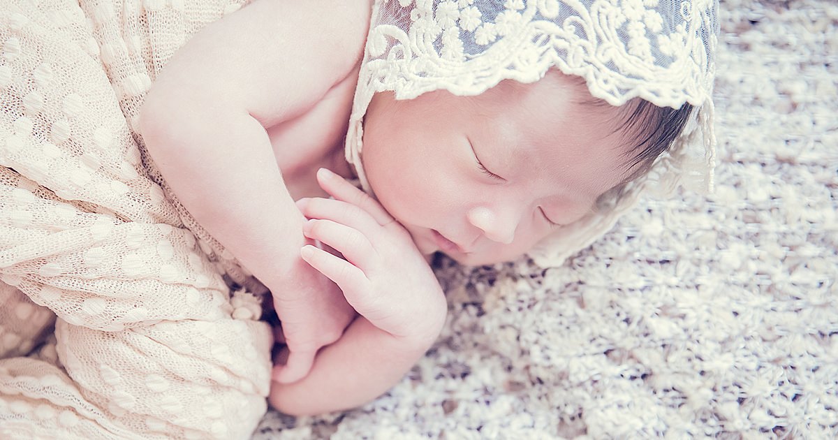 【yiyi育兒日記】18D 成長紀錄，超夢幻新生兒寫真 –  有有拍拍 親子攝影工作室