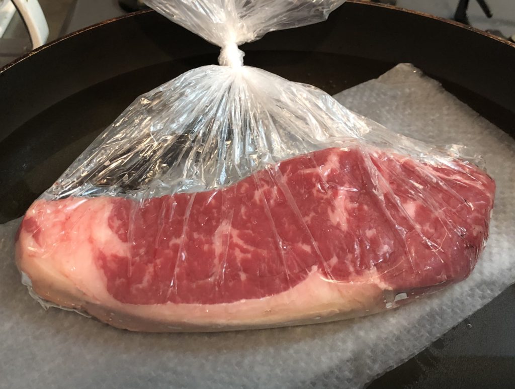 決定版】スーパーで買ったステーキ肉を自宅で完全なうまさで焼く方法【レシピ】 - メシ通 | ホットペッパーグルメ テレビで紹介された「ステーキの失敗しない焼き方」をやってみた | Ichitomo