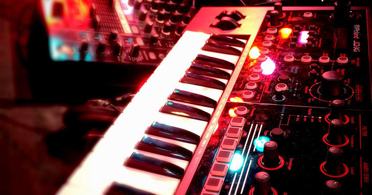 NAMM 2015 浅倉大介さんの機材写真の中に映り込んだ謎のシンセサイザー「Roland JDXi」…… 新製品の試作機？ ICON