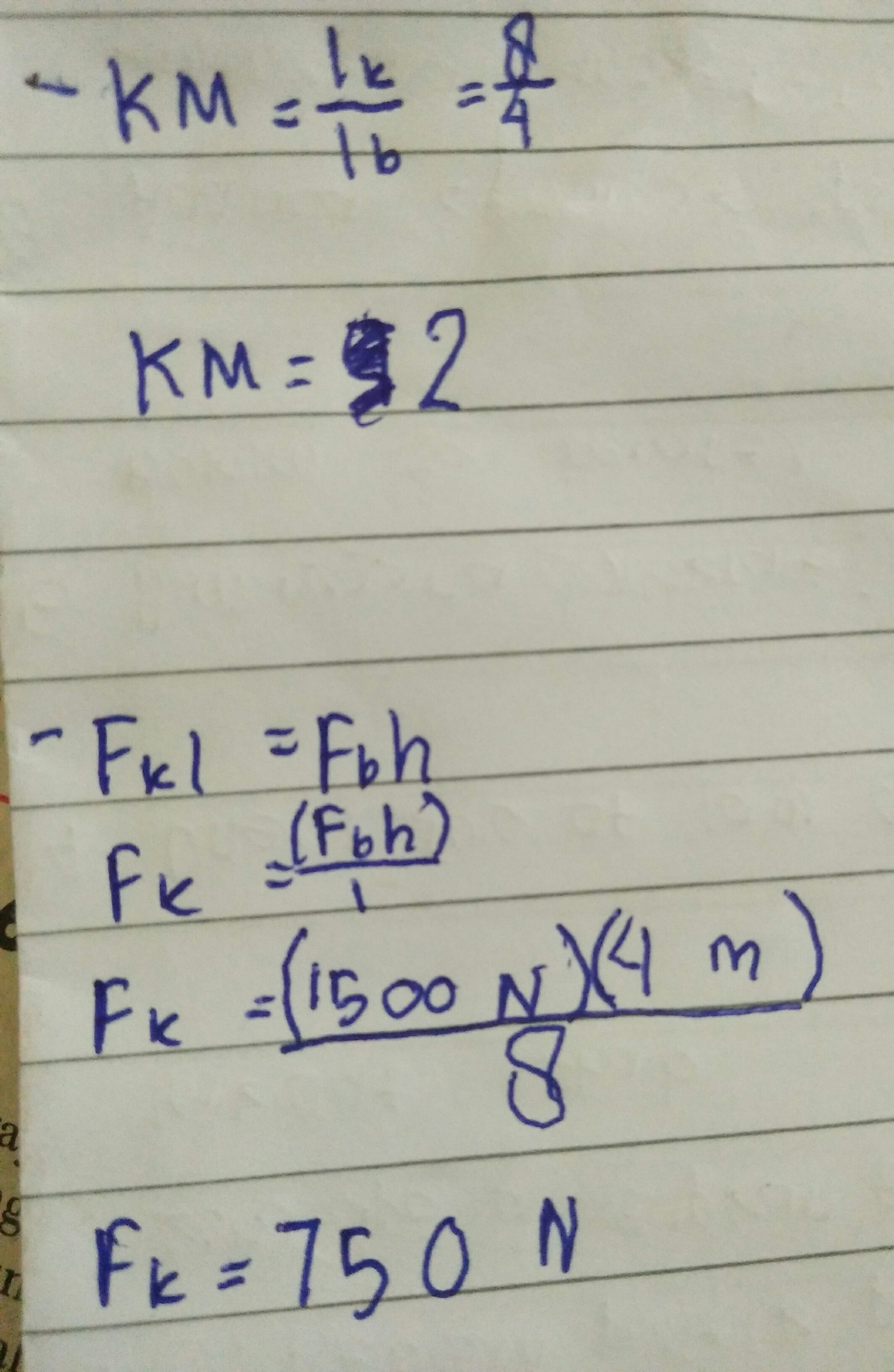 seseorang mendorong drum minyak dengan bidang miring pada ketinggian 4