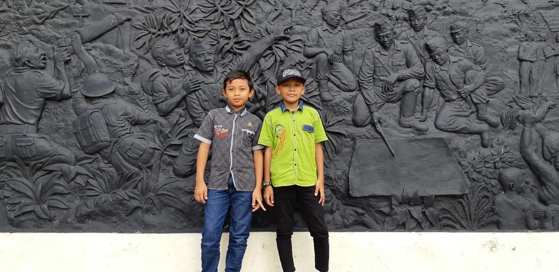 Pukulan Lob Yang Dilakukan Dengan Memukul Shuttlecock Yang