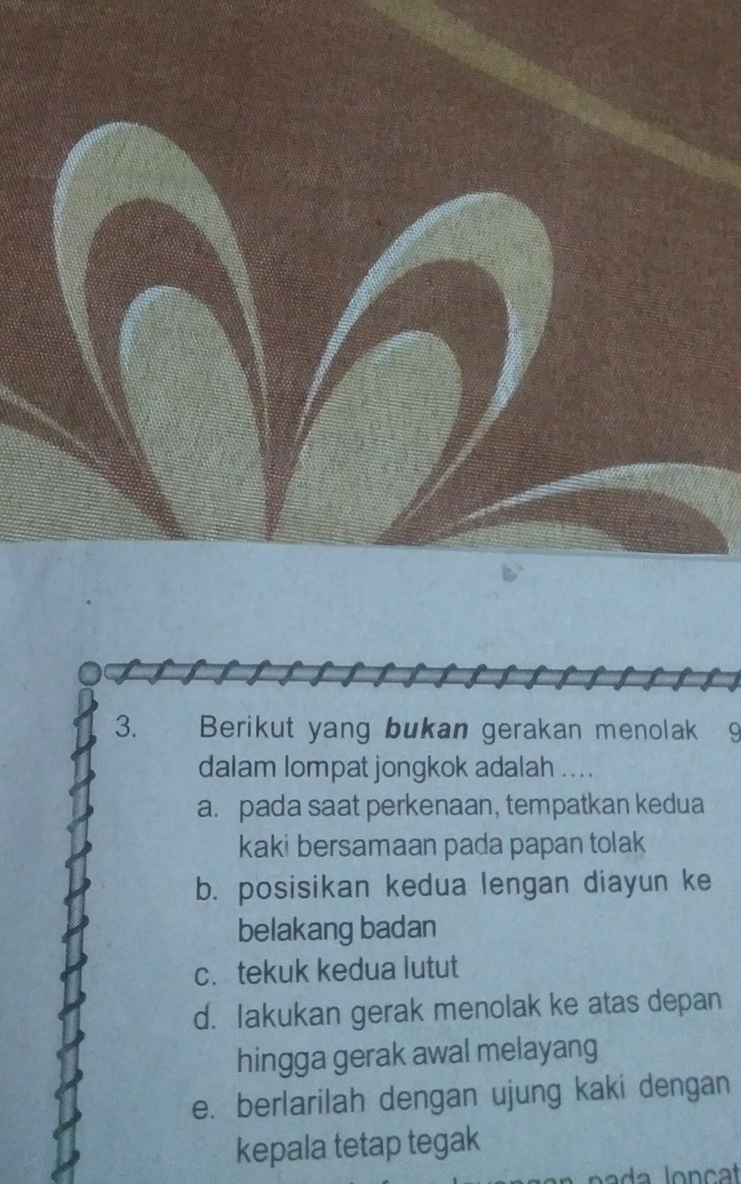 Berikut yang bukan gerakan menolak dalam lompat jongkok adalah