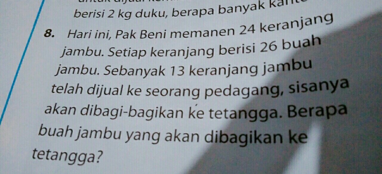 hari ini,pak beni memanen 24 keranjang berisi 26 buah jambu. sebanyak
