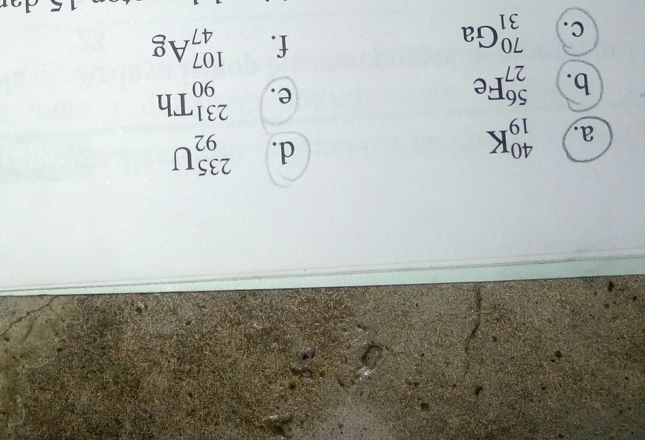 tentukan jumlah elektron, proton dan neutron di dalam