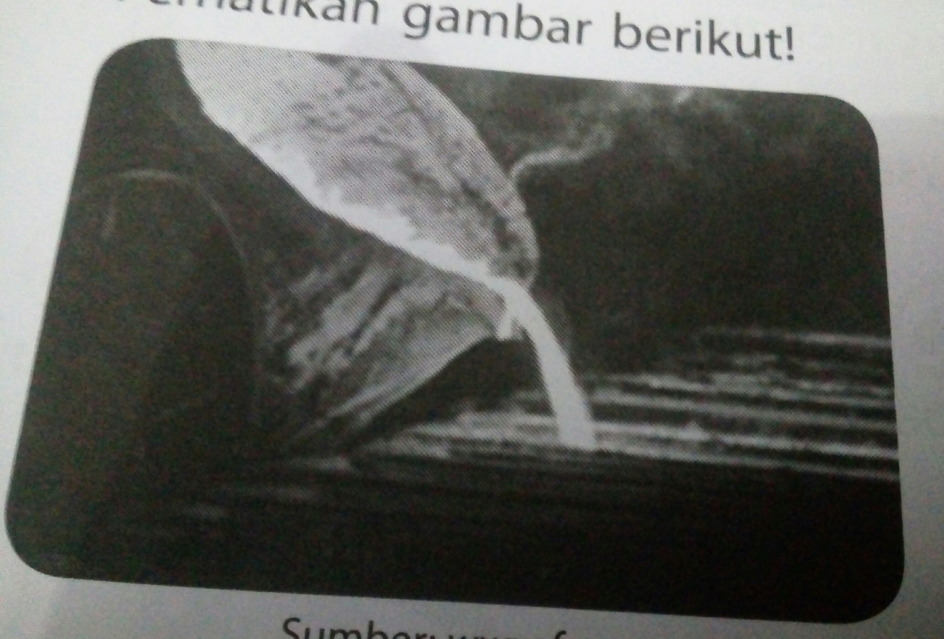proses pelelehan logam pada gambar tersebut terlihat contoh kegiatan
