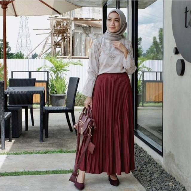 25+ Trend Terbaru Rok Plisket Merah Maroon Cocok Dengan Baju Warna Apa