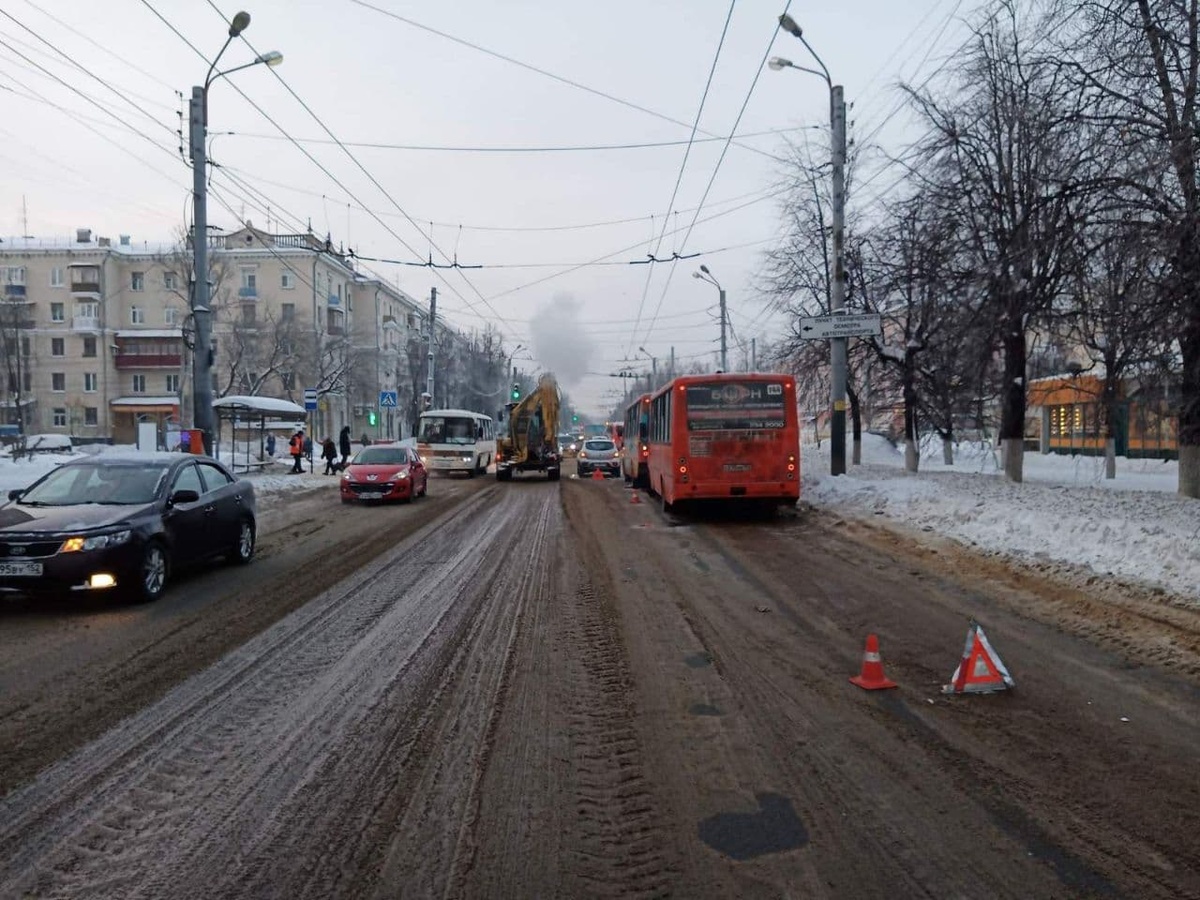 Два автобуса с пассажирами столкнулись в Автозаводском районе