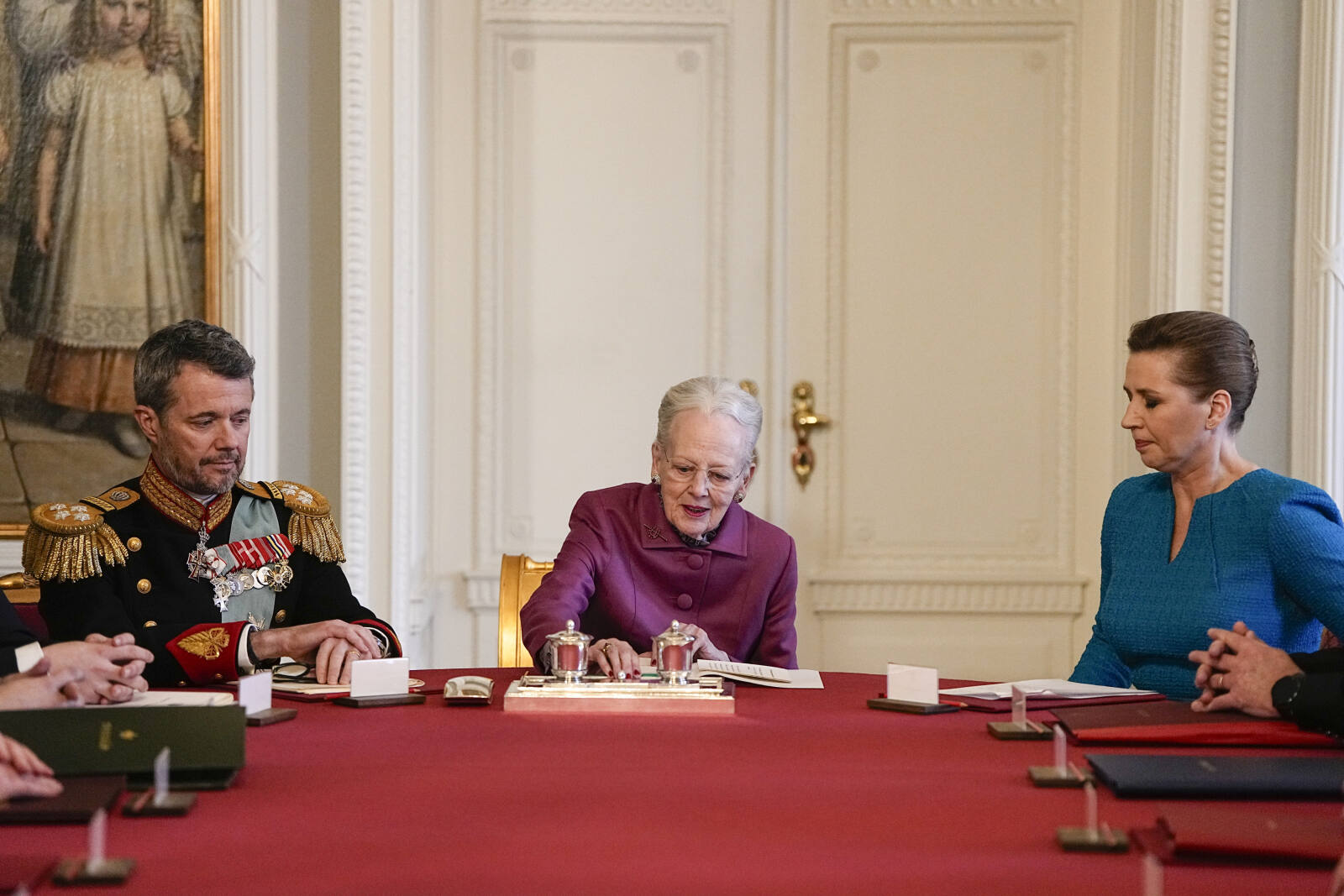 Dronning Margrethe har signert abdikasjonen Frederik er konge / Kong