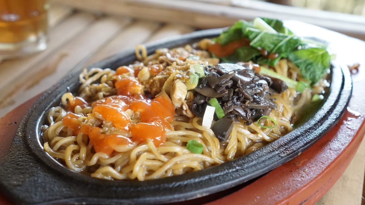 Sensasi Menghabiskan Mie Ayam Hot Plate di De Papringan