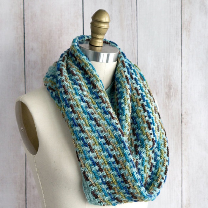 How to Make an Infinity Scarf? Step by Step Process