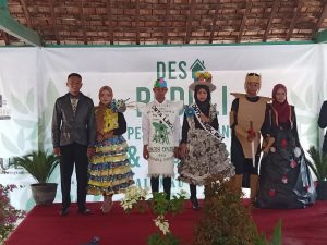 Kreatif, Mahasiswa KKN Unej Gelar Fashion Show Busana Daur Ulang di Desa  Ngimbangan | idealoka
